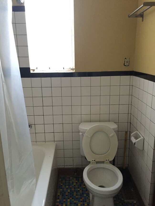 Building Photo - 3 bedroom row house located in desirable H...