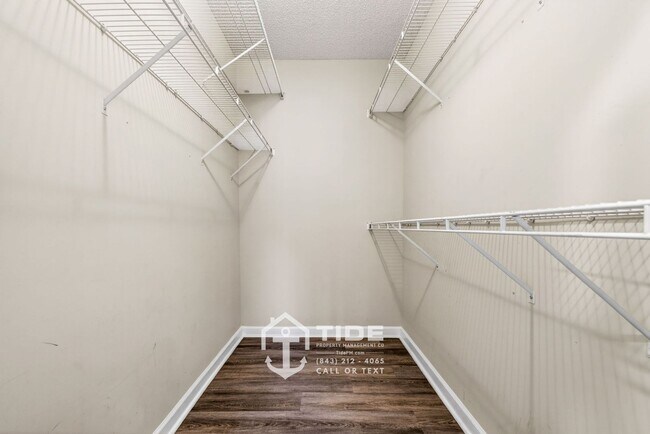 Building Photo - Modern Living in the Heart of West Ashley