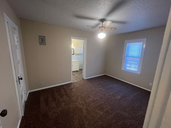 Building Photo - 730 W 17th Ln