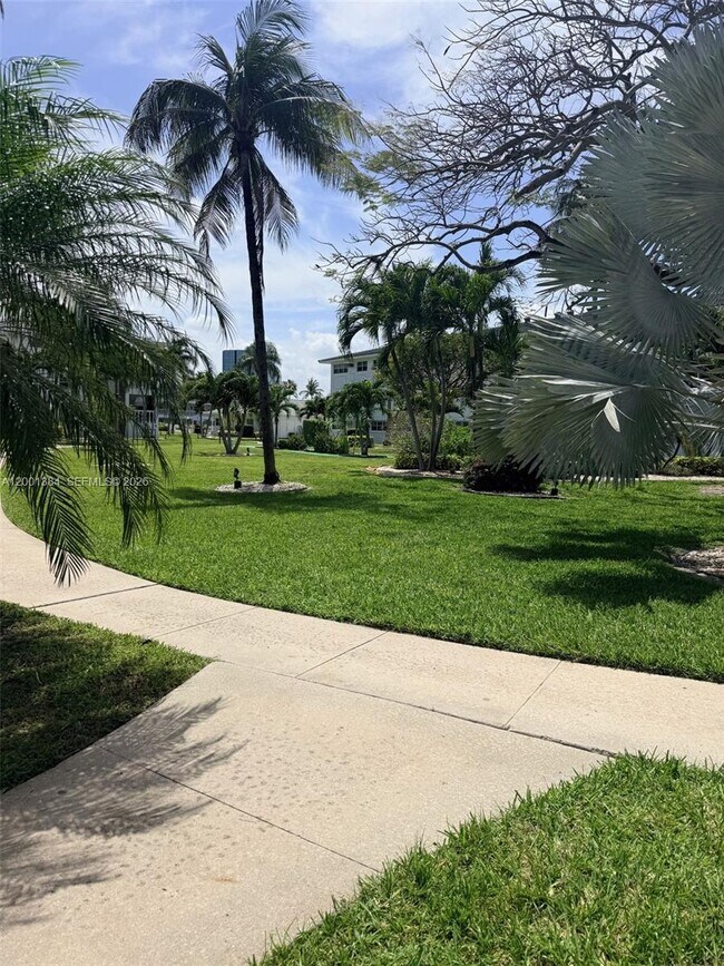 Building Photo - 5201 NE 24th Terrace