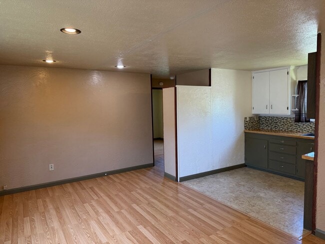Building Photo - 1 bedroom, 1 bath duplex in Springfield!