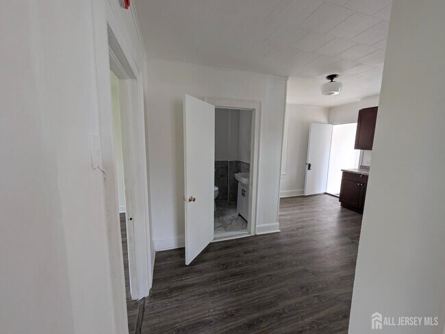 Building Photo - 121 Kossuth St
