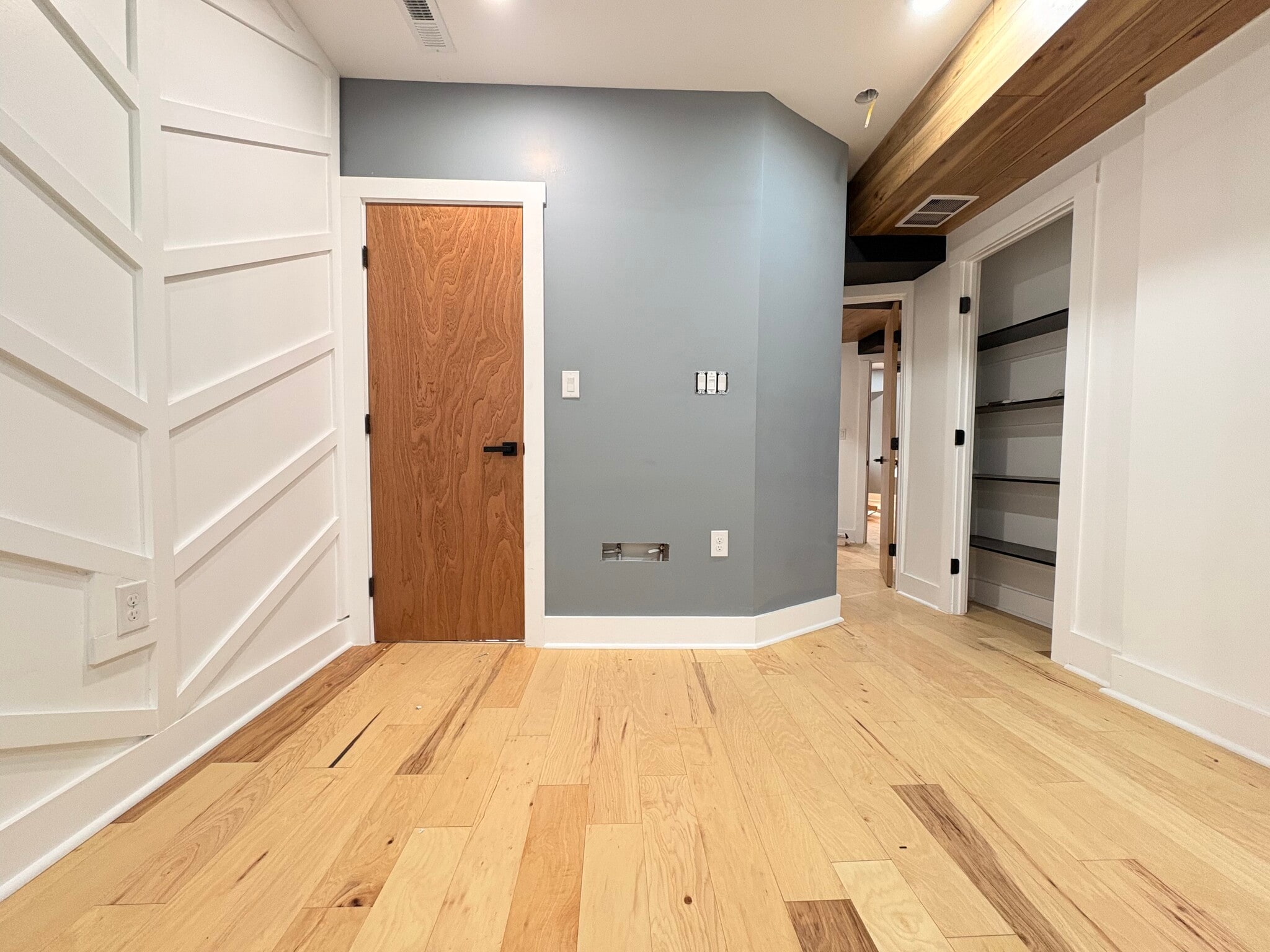 Building Photo - 5842 Hobart St