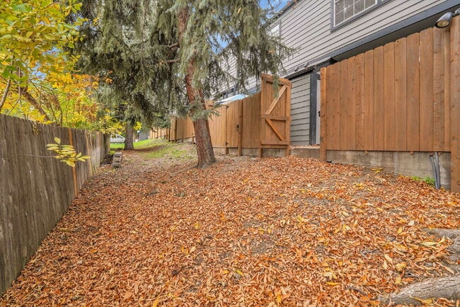 Building Photo - $2,250.00, 2-bed, 2.5 bath, located in Lakewood