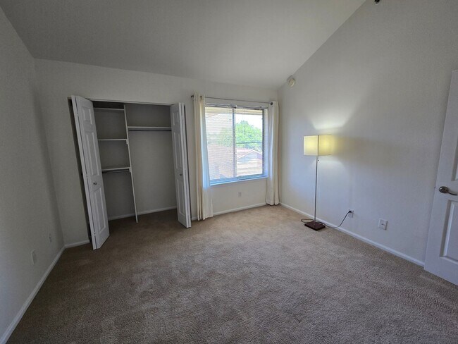 Building Photo - Beautifully Renovated, Top Floor, 2 Bedroom 2 Bath East Boulder Condo for Rent!