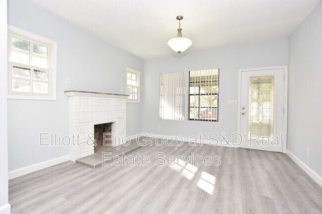 Building Photo - 1127 Oakhill St