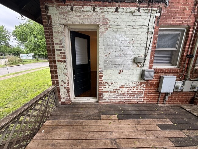 Building Photo - Tulsa One Bedroom Water and Trash Included