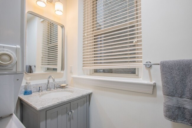 Building Photo - Stunning 2 BR/2 BA Condo in Dupont Circle!