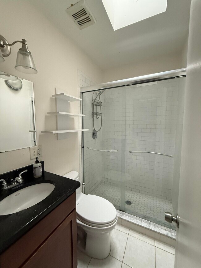 Building Photo - 204 6th St