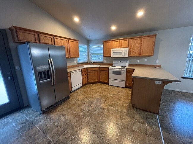 Building Photo - Recently Updated 2 Bedroom Home