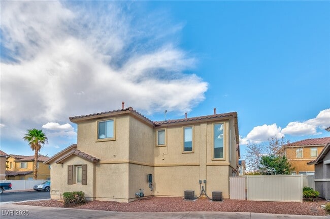 Building Photo - 949 Medina De Leon Ave