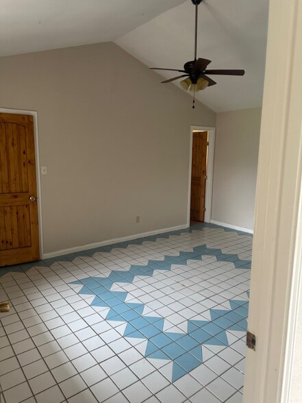 Building Photo - 531 Woodland Dr