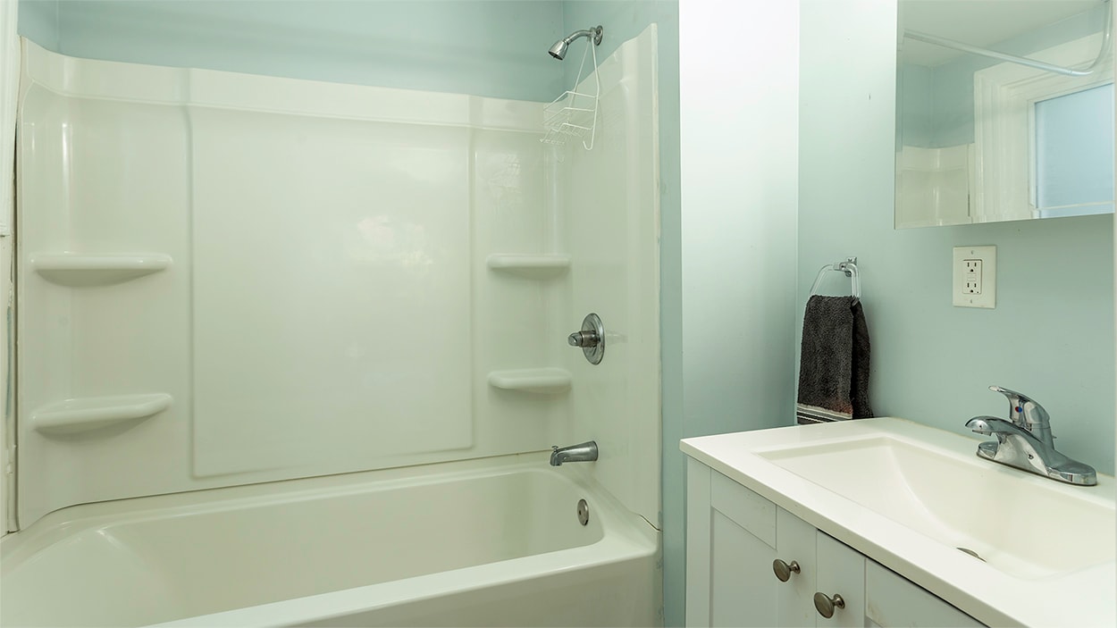 1st Floor Full Bathroom-Tub/Shower - 527 Riddle Rd
