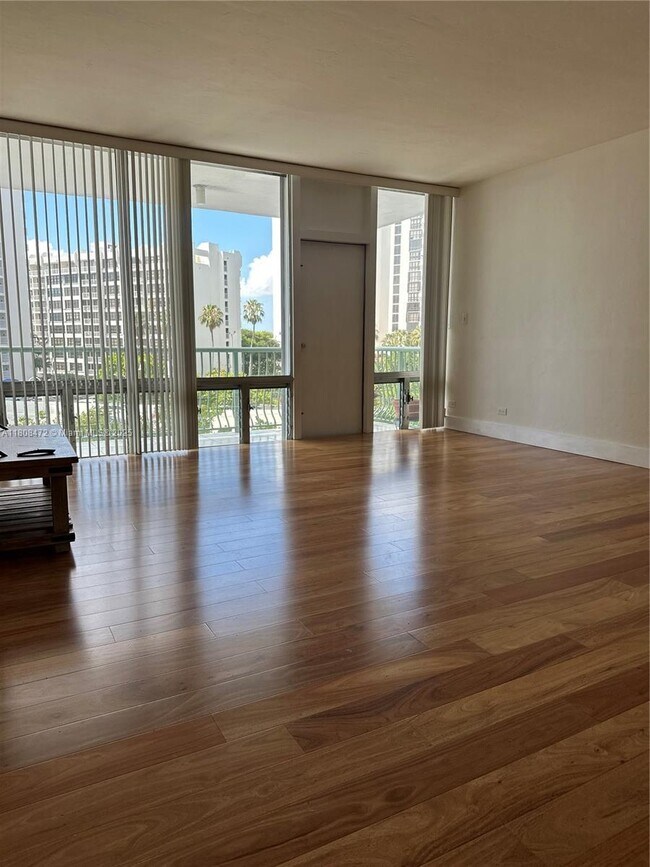 Building Photo - 1408 Brickell Bay Dr