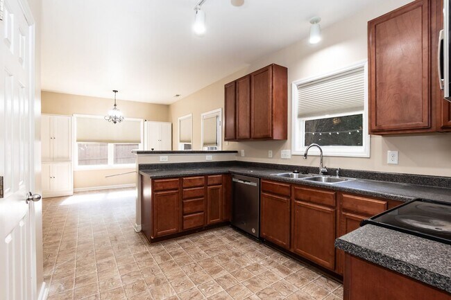 Building Photo - Beautiful 3-Bedroom Single Family Home wit...