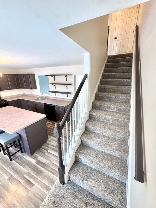 Building Photo - THREE BEDROOM TOWNHOUSE