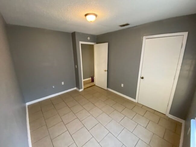 Building Photo - Three Bedroom Two Bath in the Combee Settl...
