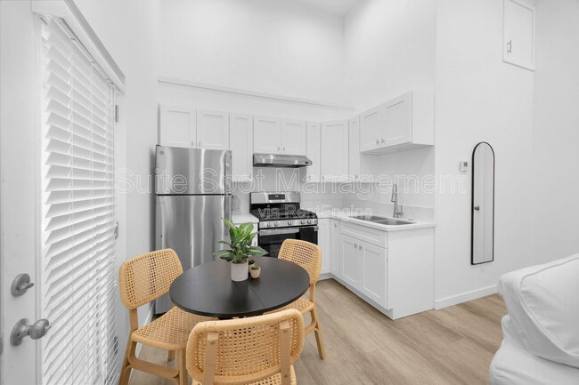 Building Photo - 308 N Catalina Ave