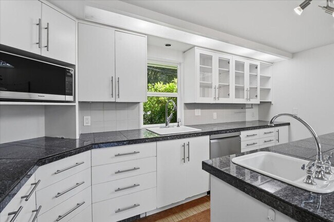 Building Photo - 3bd/1.75ba Shoreline Home