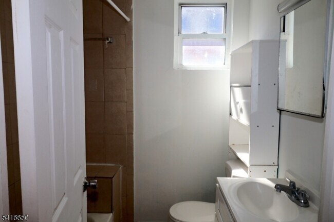 Building Photo - 524 Mulberry St