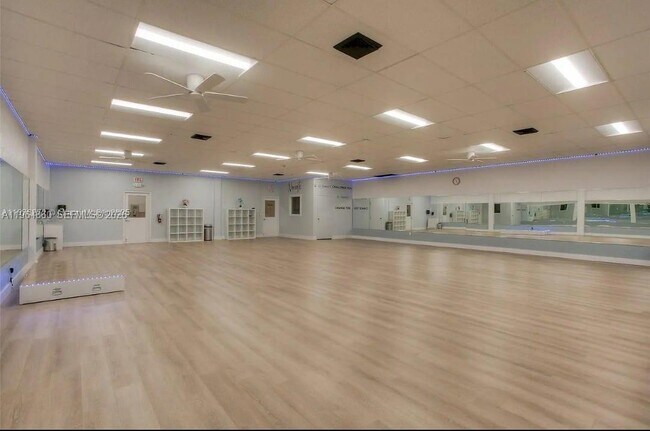 Building Photo - 240 Lakeview Dr