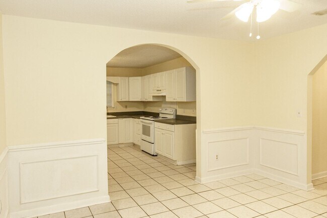 Building Photo - Beautiful 4 bedroom in the heart of Mossy ...