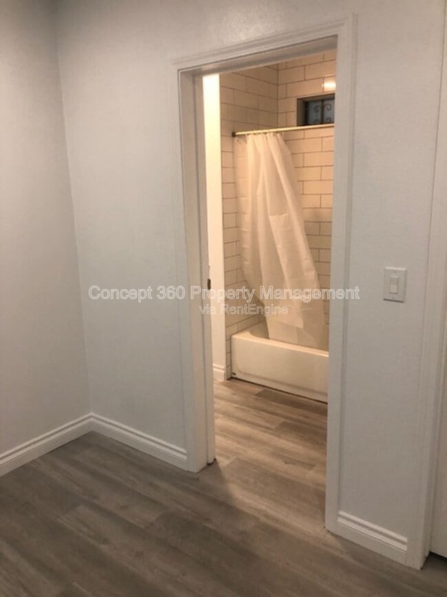 Building Photo - 1327 W Parade St