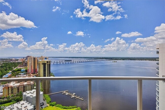Building Photo - 3000 Oasis Grand Blvd