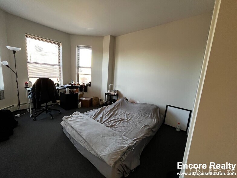 Building Photo - 822 Beacon St