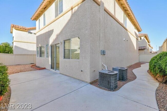 Building Photo - 971 Grand Cerritos Ave