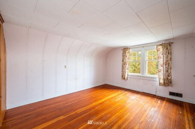 Building Photo - 3 Bedroom 1800 sq ft Cute Farm House with ...