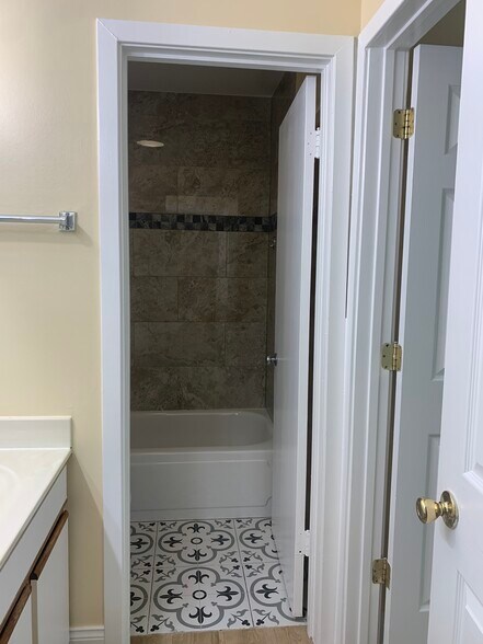 Building Photo - 1813 Hemlock Pl