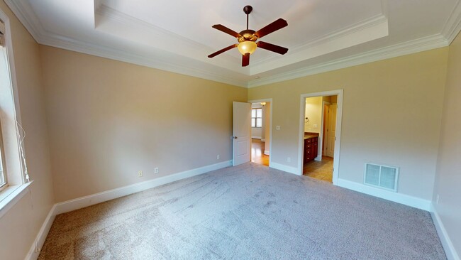 Building Photo - Large 5 Bedroom with Large Fenced in Back ...