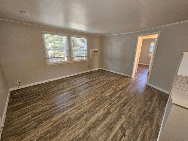 Building Photo - 2 Bedroom 1 Bath Upstairs Apartment in Chico!