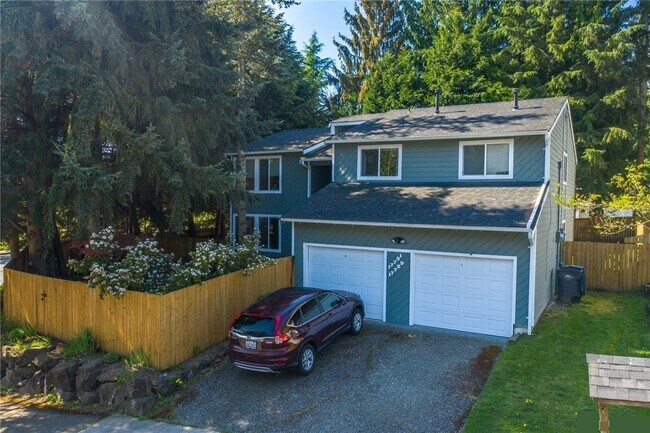 2 car Parking (1 Gargage, 1 driveway) - 17729 NE 88th Pl