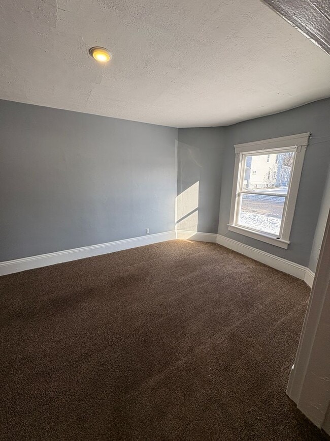 Building Photo - Move-In Ready 5-Bedroom Home in Prime Barberton Location