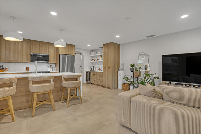 Building Photo - 414 W Mango St