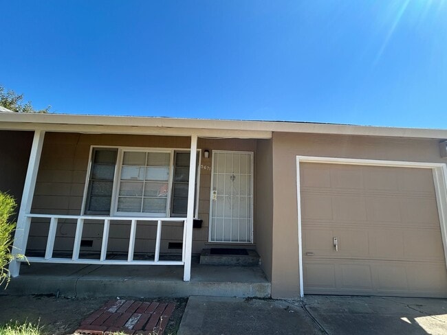 Building Photo - Charming Single Story 2-Bedroom Home in Ma...