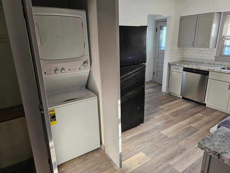 Building Photo - 5240 Highland Ave