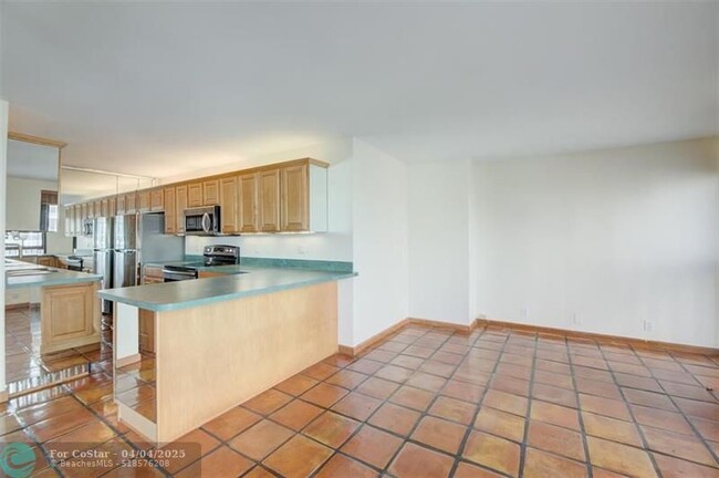 Building Photo - 720 Bayshore Dr