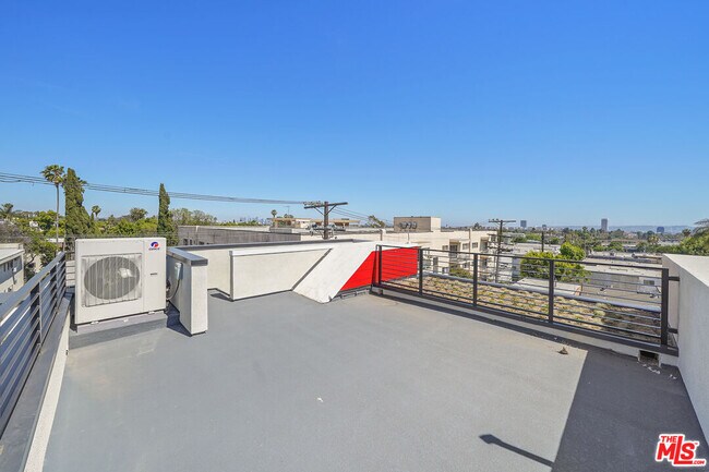 Building Photo - 1204 N Orange Grove Ave