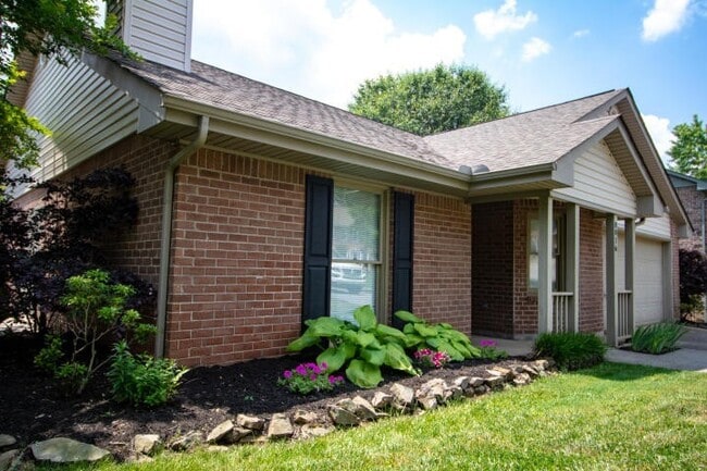 Building Photo - Knoxville 37922 - 3 bedroom, 2 bath with fenced-in yard - Call Susan Niedergeses (865) 300-4722