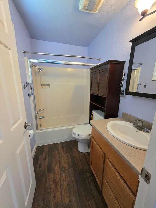 Building Photo - 4BR/3BA with PRIVATE IN-LAW SUITE / SECOND LIVING SET-UP