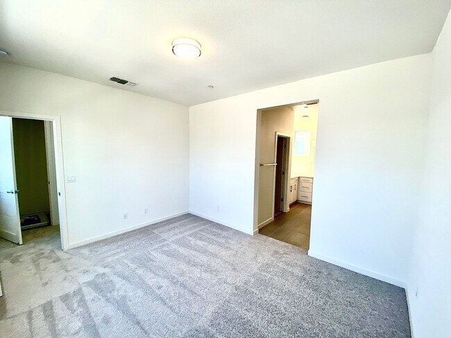 Building Photo - First Month Rent: FREE (with approved lease terms)