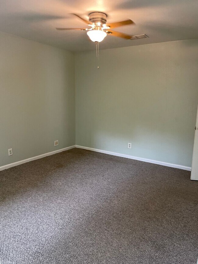 Building Photo - Fall Into Comfort! Spacious 3BR/2BA Upstai...