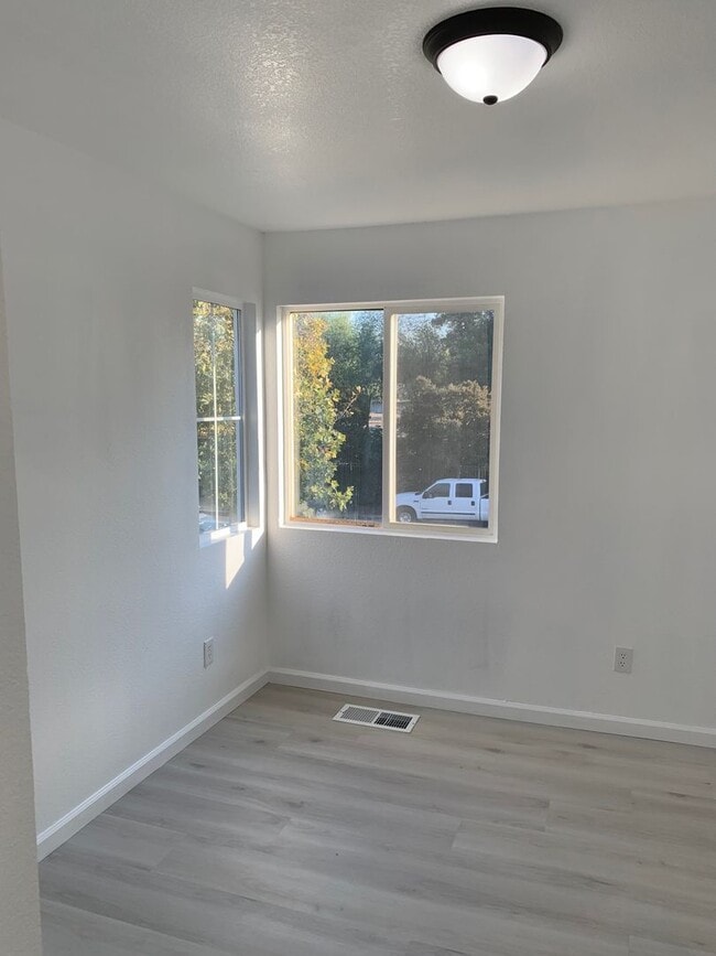 Building Photo - Full remodeled 4 bedroom 3 Bathroom home