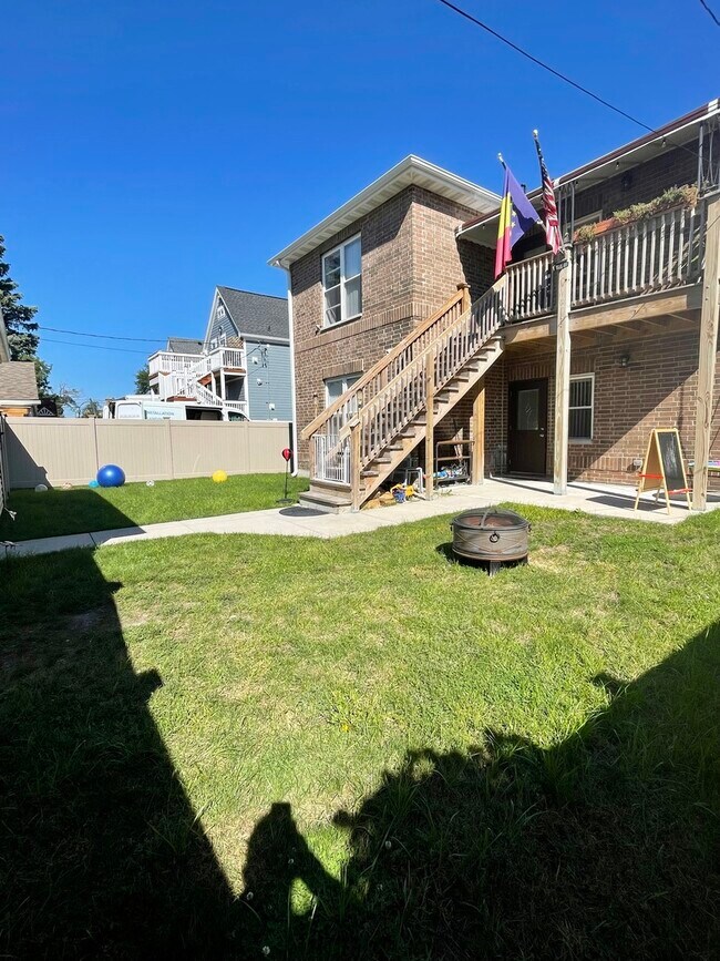 Building Photo - 1986 Pine St