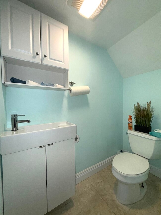 Building Photo - 409 N Cypress Dr