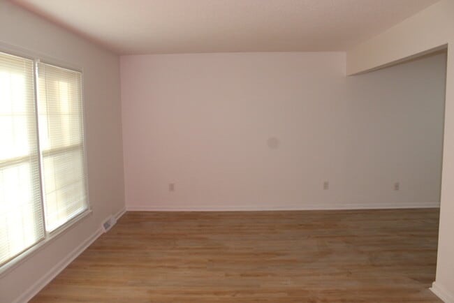 Building Photo - Spacious 5-bedroom, 2.5 full-bath home located in Shawnee, KS