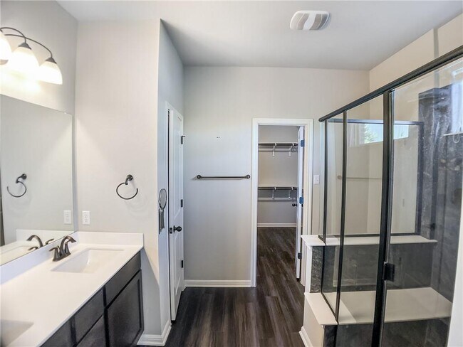 Building Photo - 308 S Brook Dr